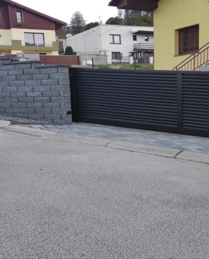 Posuvná samonosná brána v extrémnom stúpaní s bráničkou