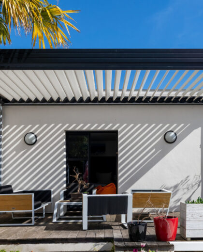 Pergola s bioklimatickou strechou – revolúcia vo využití vonkajšieho priestoru