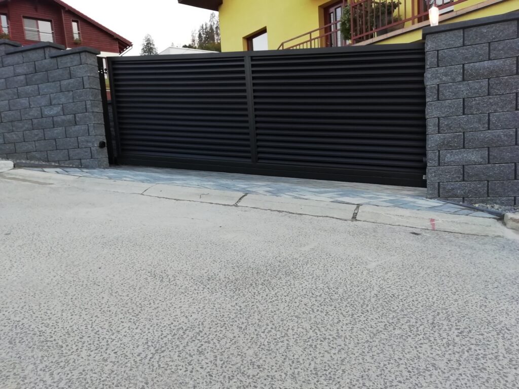 posuvná brána v extrémnom svahu