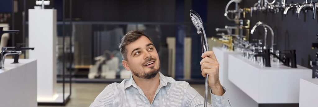 muž vyberá vaňu kúpelna rekonštrukcia kúpelne