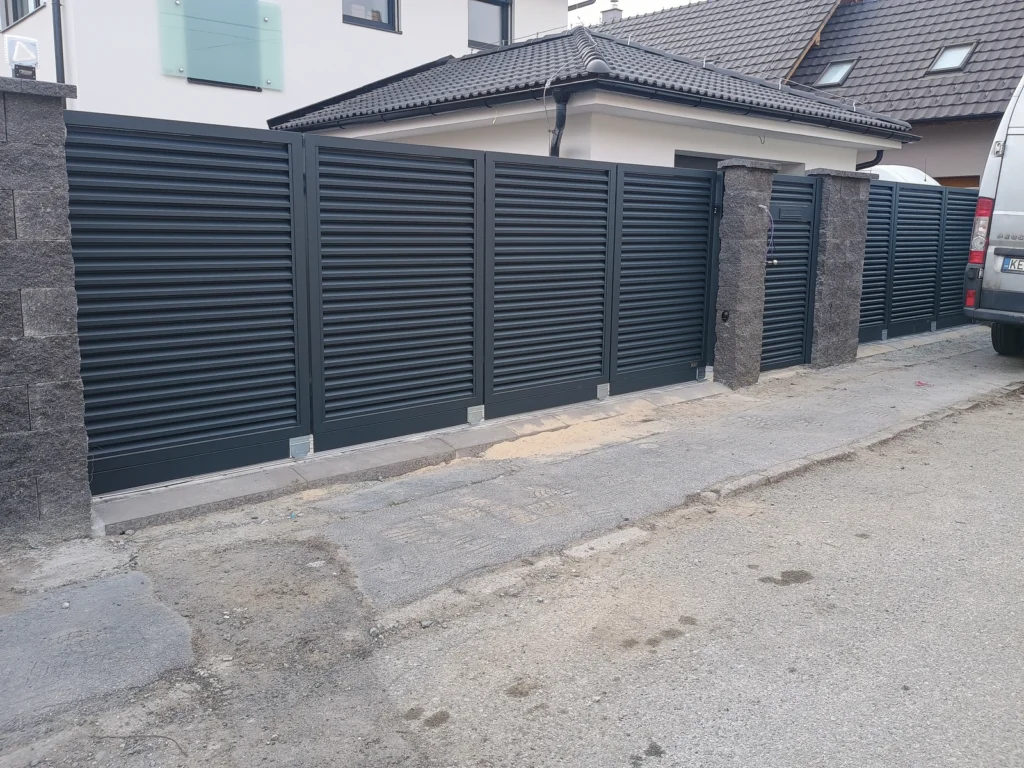 Dve koľajničkové brány s ovládaním cez GSM modul