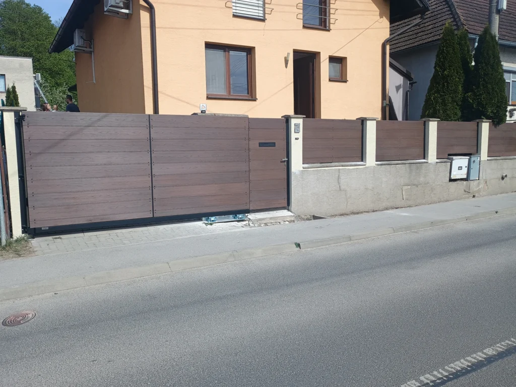 Samonosná brána s WPC výplňou v orechovom dekore