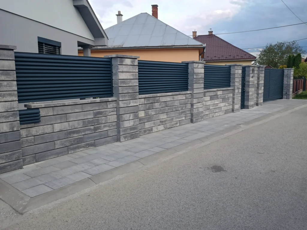 Kompletný exteriér v antracite: brána, bránka, plot a zábradlia + 2 priemyselné garážové brány