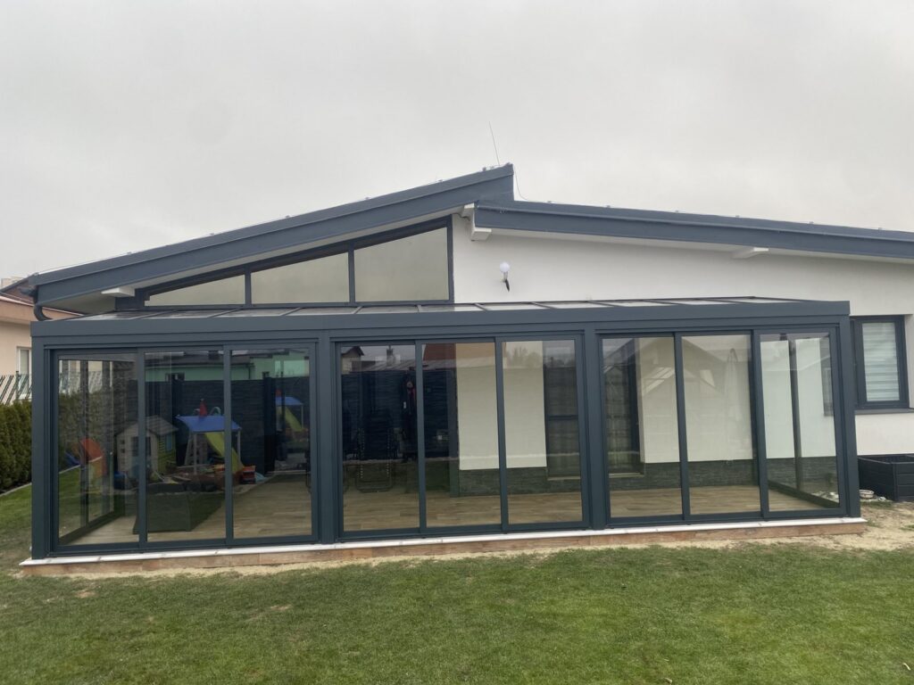 Hliníková pergola CLOUD s posuvným zasklením – Malý Slavkov