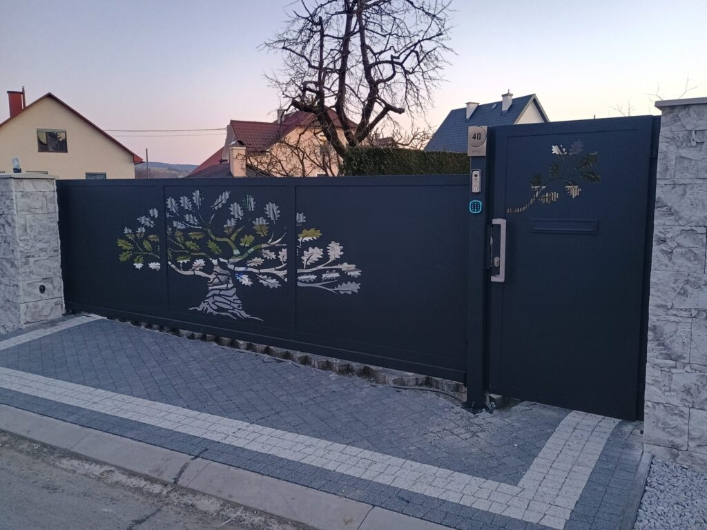 Samonosná brána s bráničkou a oplotením v Bardejove