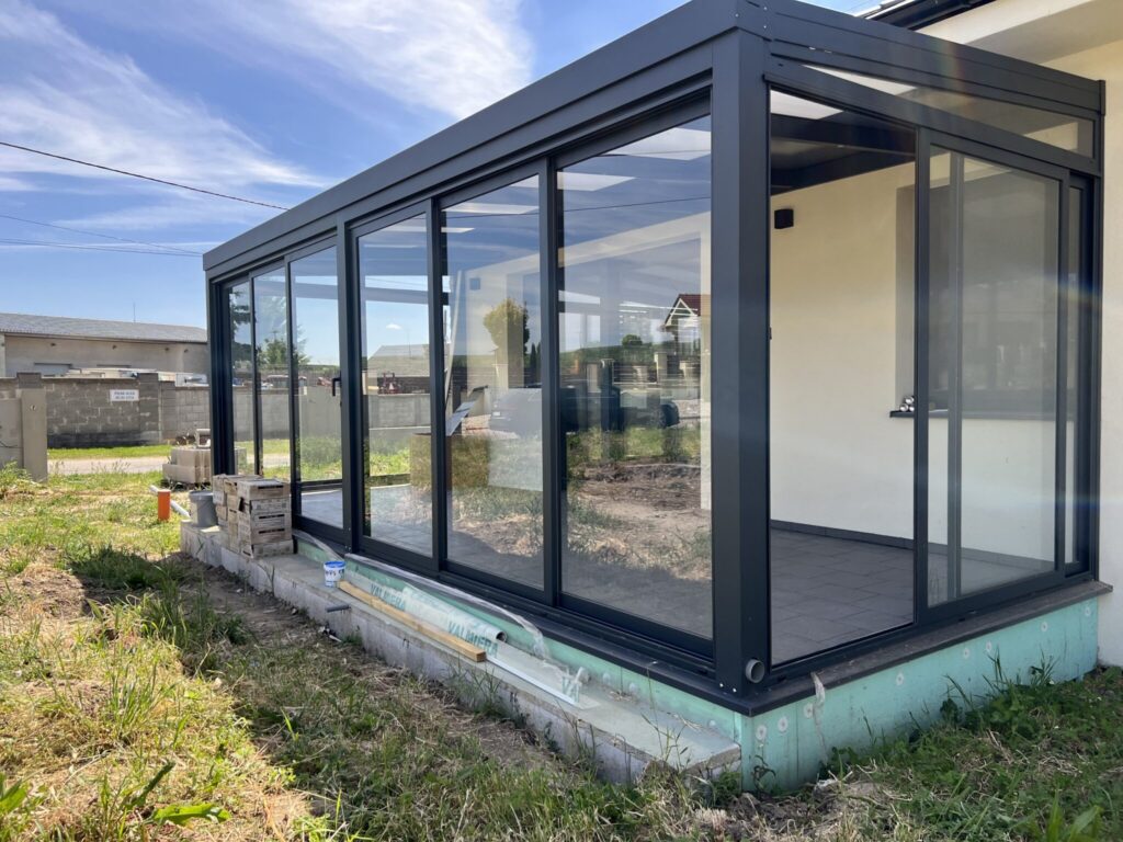 Pergola s pevnou strechou a presklenými dverami – Svätý Peter