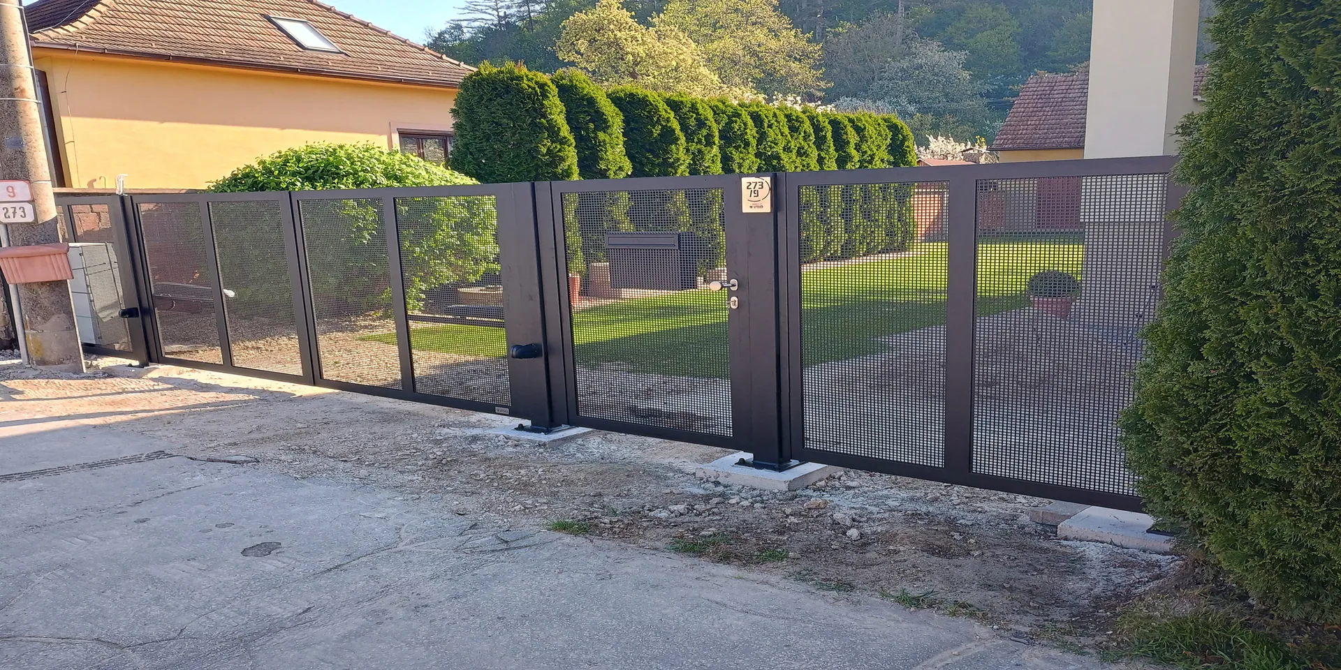 Dvojkrídlová brána s bráničkou – Brezová pod Bradlom
