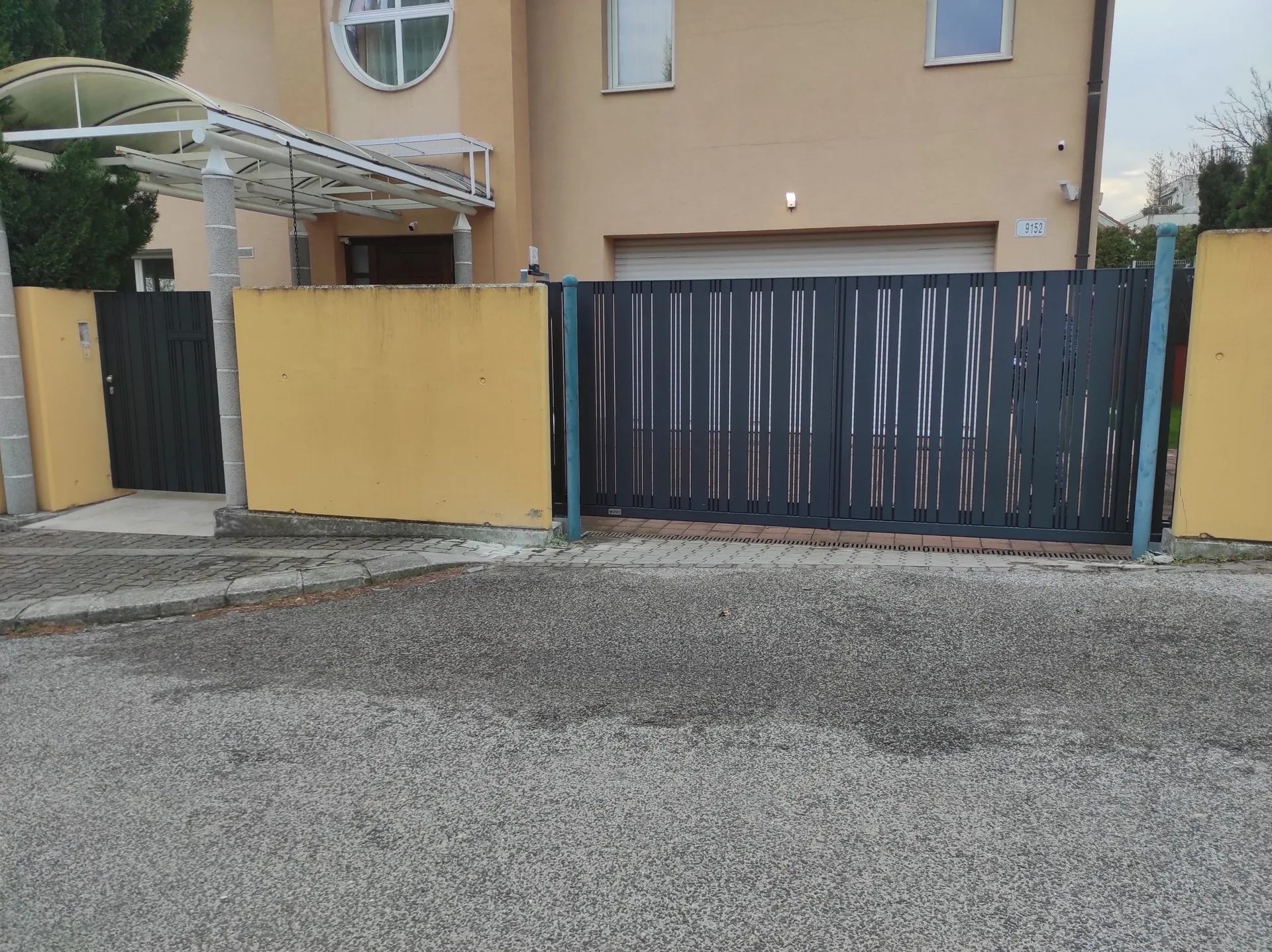 Samonosná brána s bráničkou – Bratislava – Rača